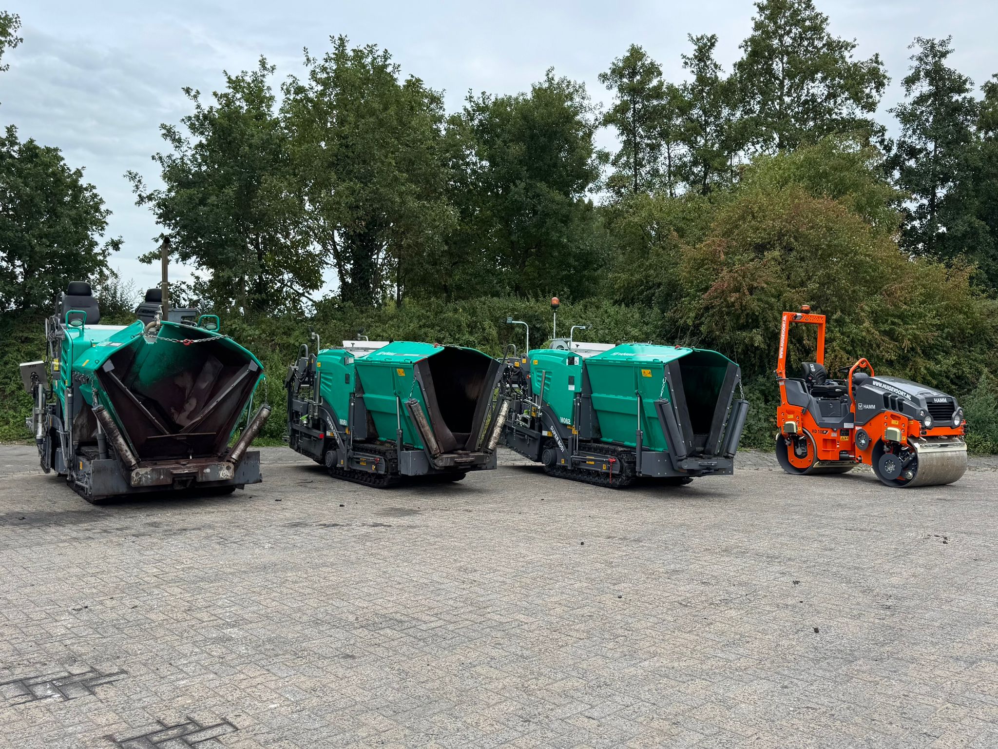 Nieuwe asfaltmachine en wals